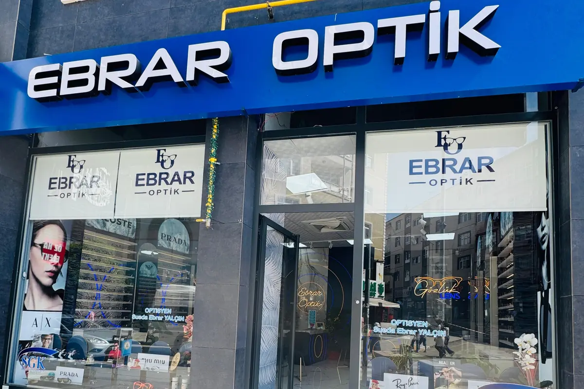 Ebrar Optik mağazasının girişi ve vitrini