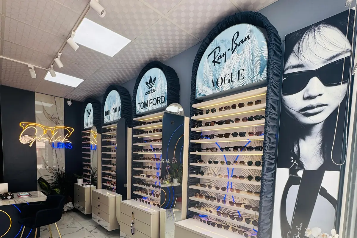 Ebrar Optik mağazasındaki güneş gözlüğü rafları
