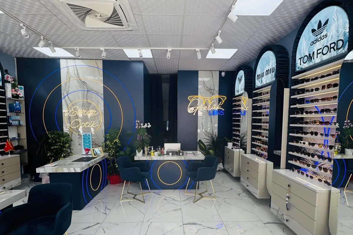 Ebrar Optik mağazasının içi ve danışma alanı