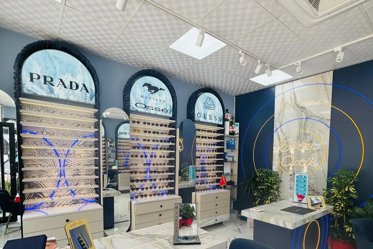 Ebrar Optik mağazasındaki optik çerçeve rafları